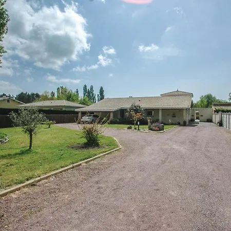 Amazing In Saint-Vivien-de-Médoc
